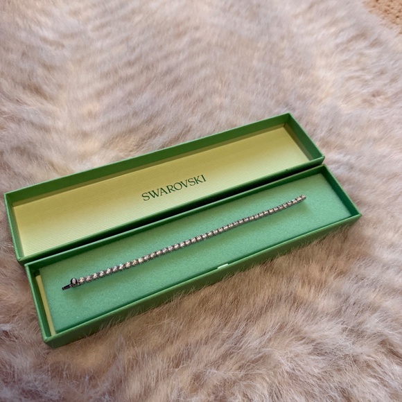 Swarovski Matrix Tennis Bracelet - New in box - Picture 5 of 5